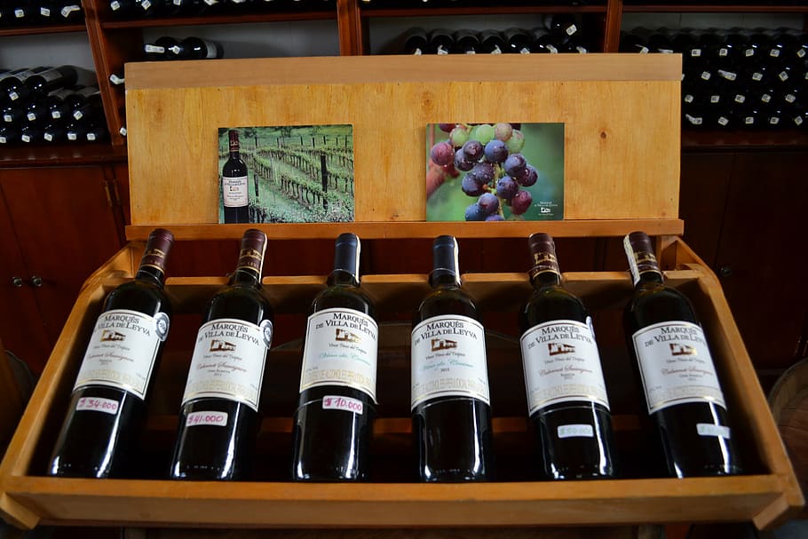 6 bottles of wine in a wooden case